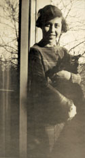 Irene Nemirovsky et son chat, vers 1926