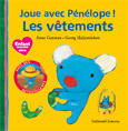 Ppénélope joue avec les vêtements