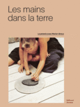 Couverture Les mains dans la terre ()