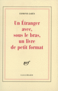 Couverture Un Étranger avec, sous le bras, un livre de petit format ()