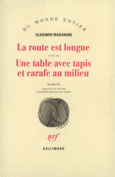 Couverture La Route est longue / Une table avec tapis et carafe au milieu ()