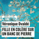 Couverture Fille en colère sur un banc de pierre ()