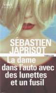 Couverture La dame dans l'auto avec des lunettes et un fusil ()