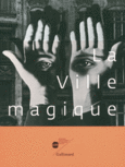 Couverture La Ville magique (,Corinne Barbant,Debra Bricker Balken,Collectif(s) Collectif(s),Edward Dimendberg,Ulrich Gerster,Agnès de Gouvion Saint-Cyr,Jeanne-Bathilde Lacourt,Magali Le Mens,Sophie Lévy,Silvia Loreti,François Nemer,An Paenhuysen,Michel Remy,Joël Roucloux,Marie-Amélie Senot)
